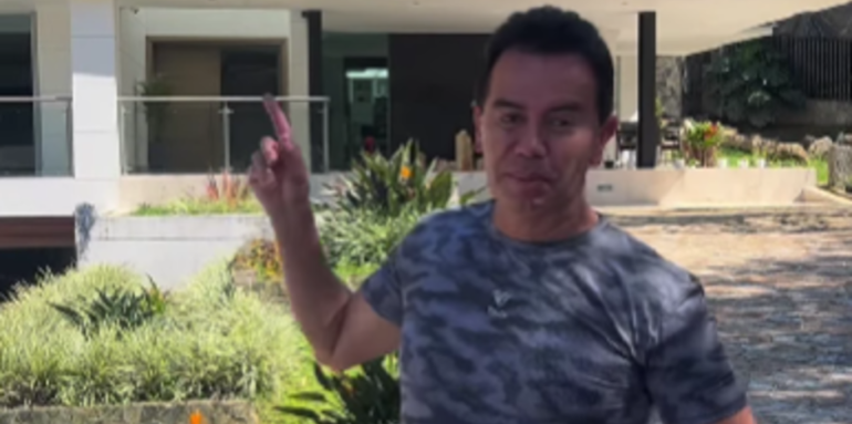 Jhonny Rivera dejó ver su nueva casa, la cual se ve muy lujosa Jhonny Rivera dejó ver su nueva casa, la cual se ve muy lujosa